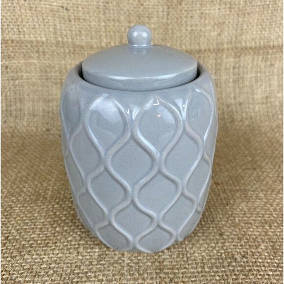 Yankee Candle Lilac Blossoms Candle in Ceramic Jar Trellis Design 8 oz. - Picture 6 of 6